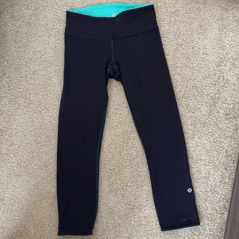 Lululemon reversible crop leggings - Picture 3 of 3